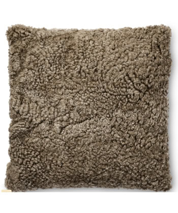 Pute Alice i saueskinn 50x50 -Desert