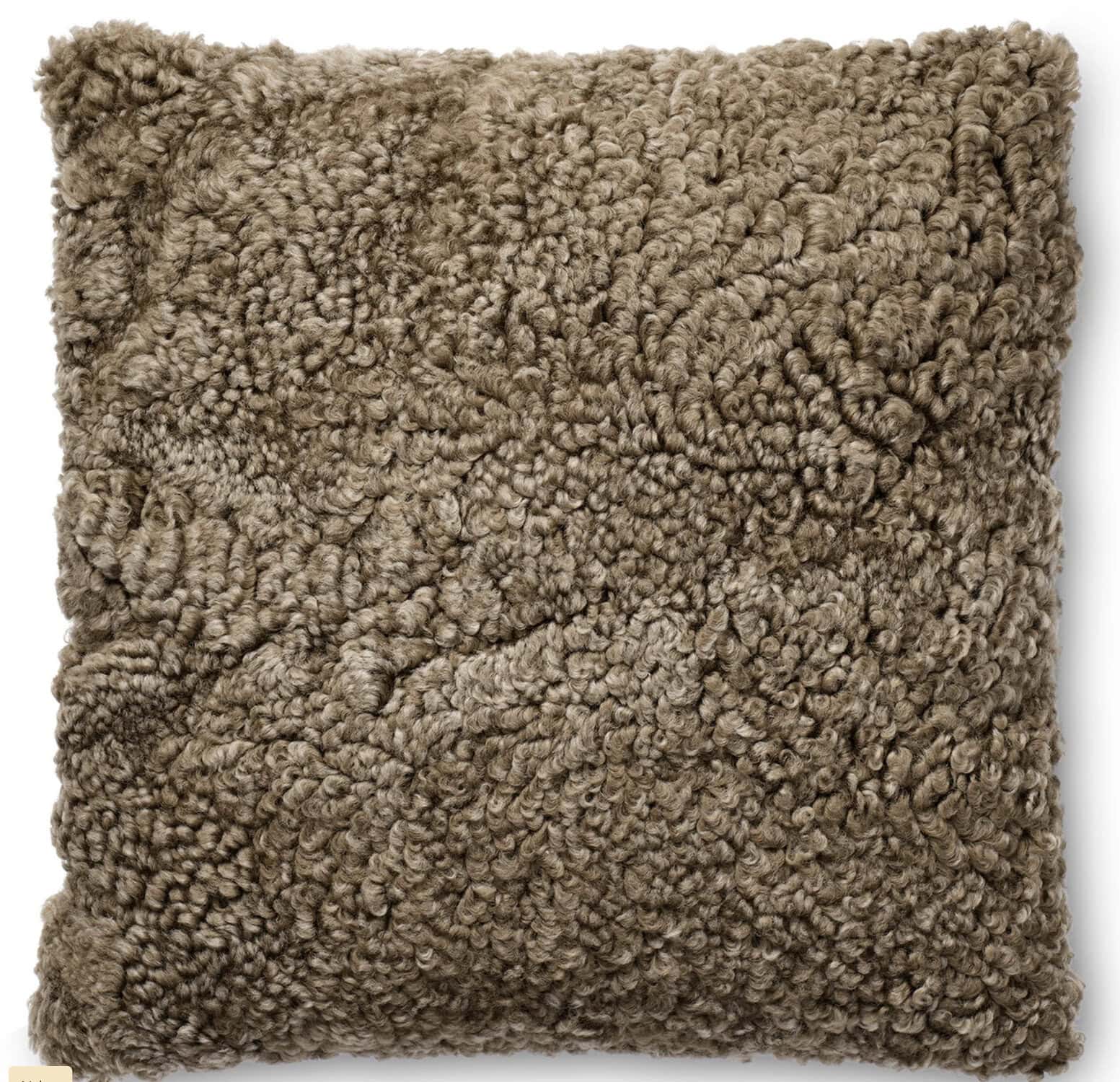 Pute Alice i saueskinn 50x50 -Desert
