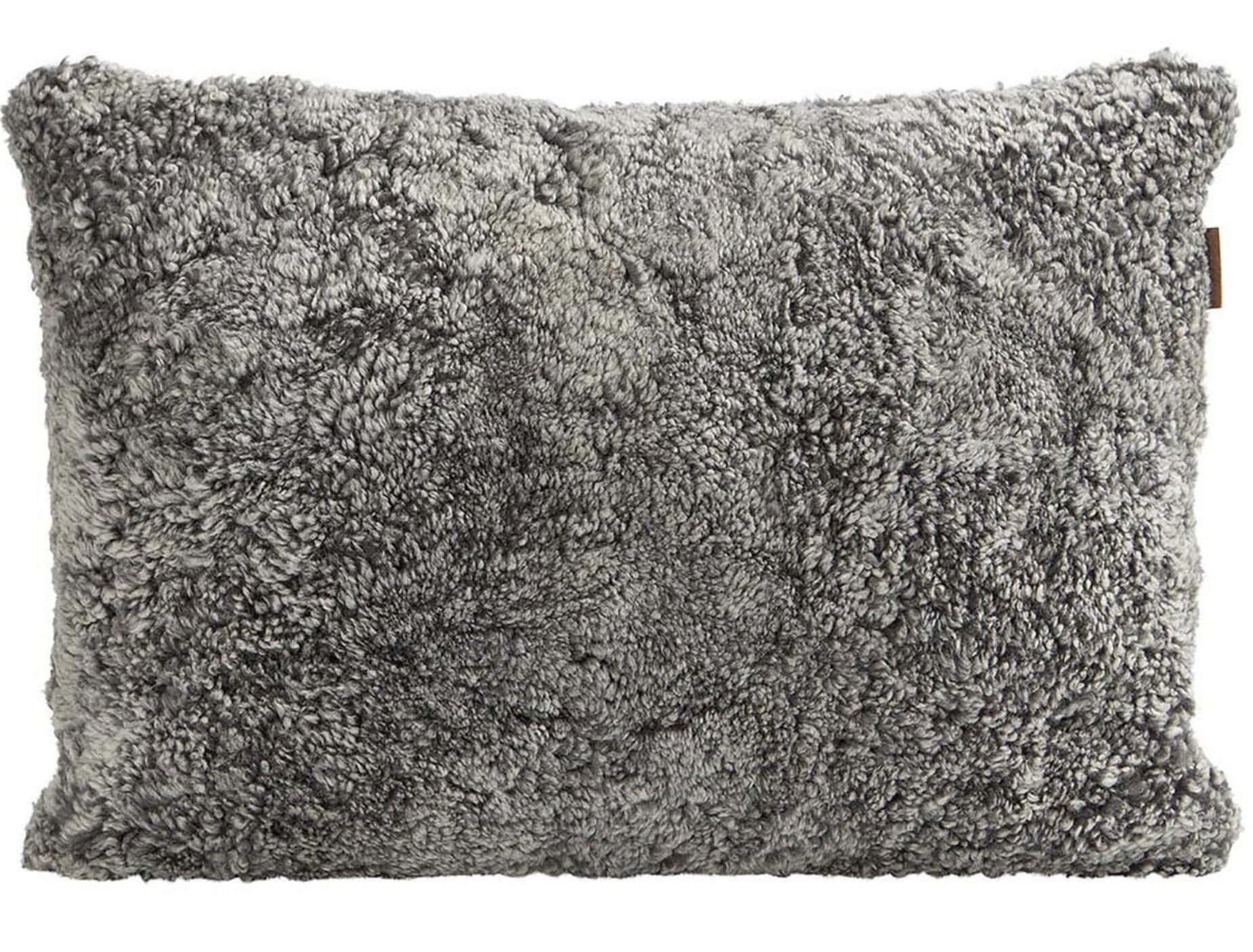 Pute Alice i saueskinn 40x60 -Grey Graphite