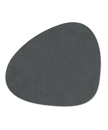 LIND DNA Curve bordbrikke i antrasittgrått resirkulert skinn med Leather Nupo-overflate, 37 × 44 cm