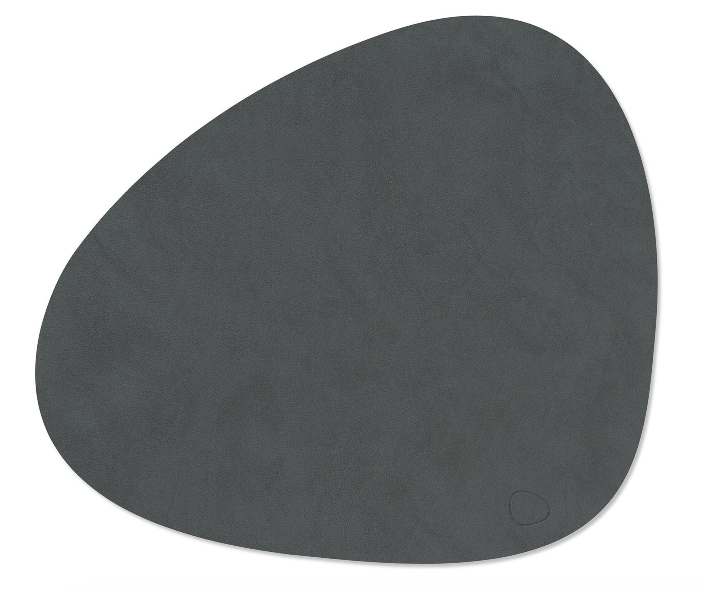 LIND DNA Curve bordbrikke i antrasittgrått resirkulert skinn med Leather Nupo-overflate, 37 × 44 cm