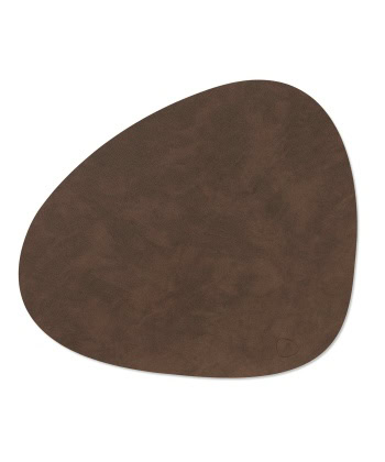 LIND DNA Curve bordbrikke i mørkebrunt resirkulert skinn med Leather Nupo-overflate, 37 × 44 cm