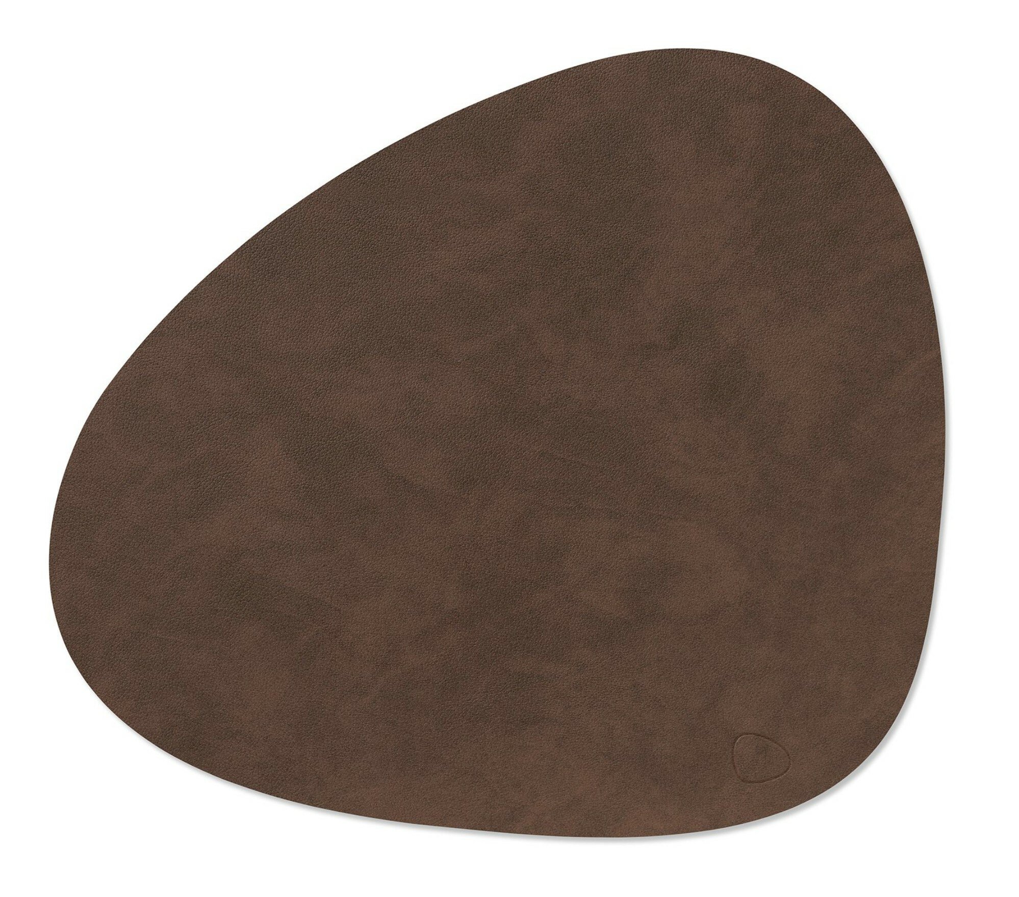 LIND DNA Curve bordbrikke i mørkebrunt resirkulert skinn med Leather Nupo-overflate, 37 × 44 cm