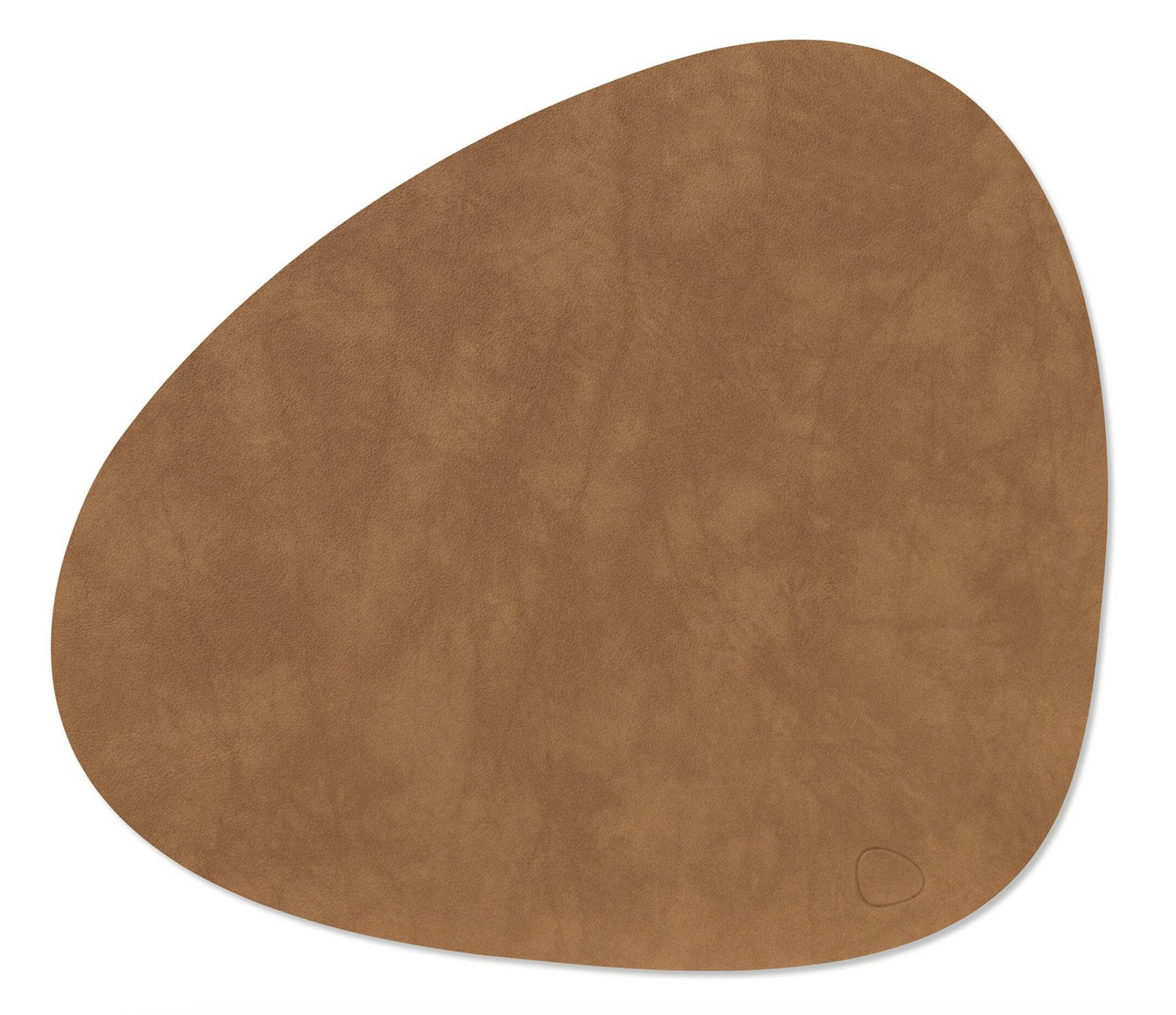 LIND DNA Curve bordbrikke i naturbrunt resirkulert skinn med Leather Nupo-overflate, 37 × 44 cm